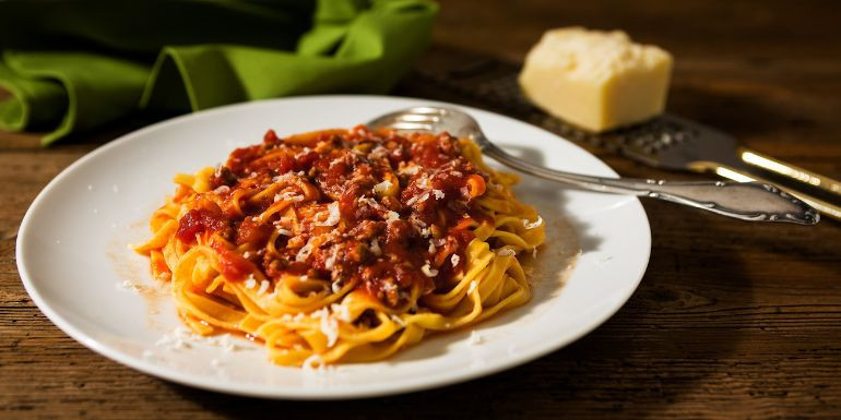 tagliatelle-autentiche-al-ragu-bolognese-con-