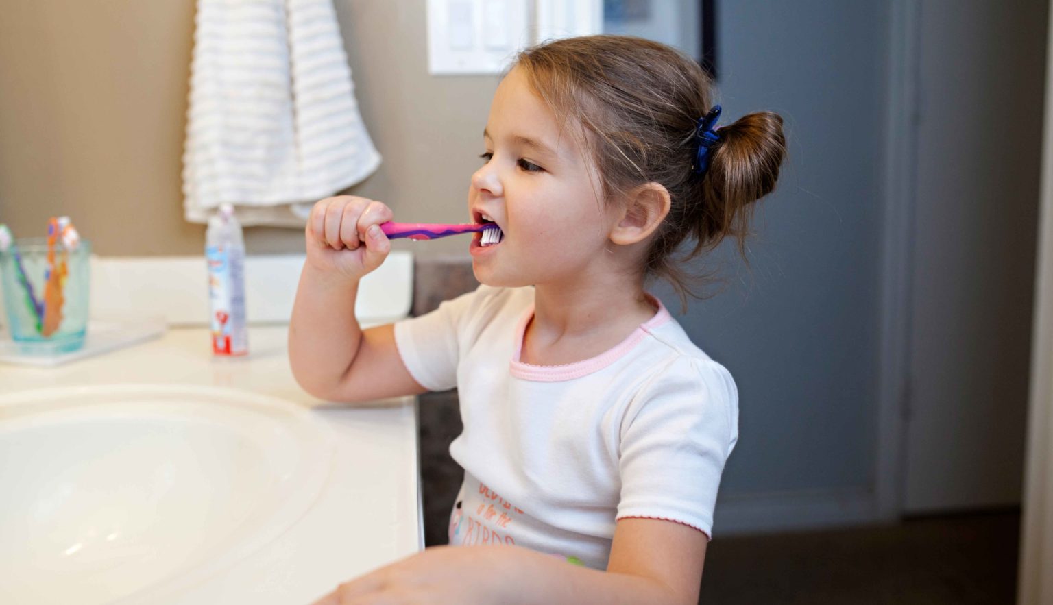 niña-cepillandose-dientes